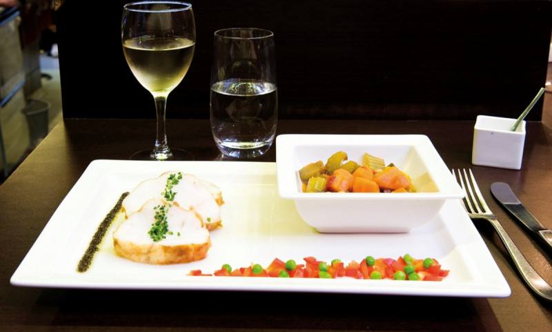 Assiette plate rectangulaire ivoire porcelaine vitrifiée 23x6,9 cm Classic Gourmet Rak