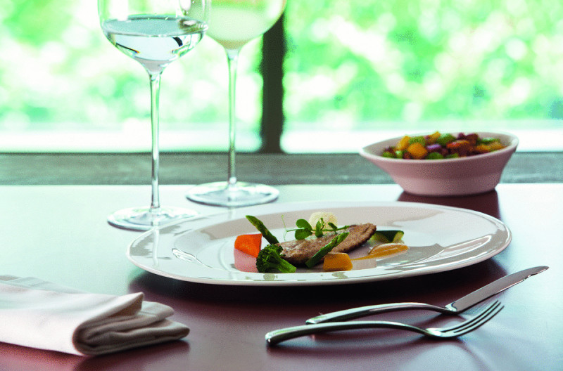 Assiette plate ovale ivoire porcelaine vitrifiée 25,1x20 cm Giro Rak